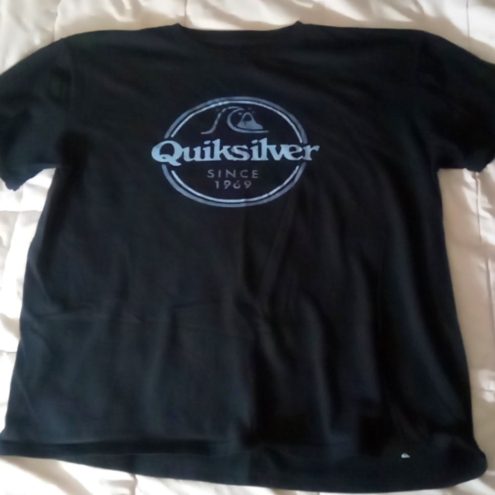 Quiksilver t shirt mens large black in color